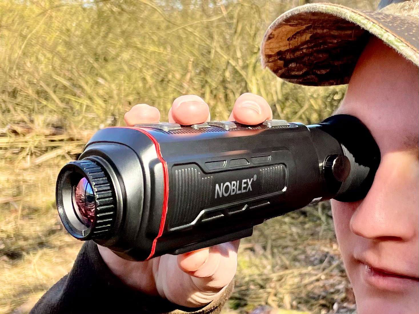 Junger Mann verwendet die Wärmebildkamera NW 50 SP in der Natur